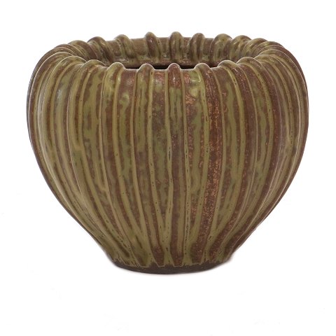 Arne bang steinzeug Vase mit grünbrauner Glasur. Signiert. H: 10,5cm. D: 13cm