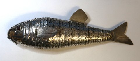 Silbernes vinagrette in Form eines Fisches mit roten Steinen. Länge 17 cm