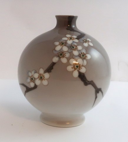 Bing & Gröndahl. Vase. Modell 175/5257. Höhe 12,5cm. (3. Wahl)