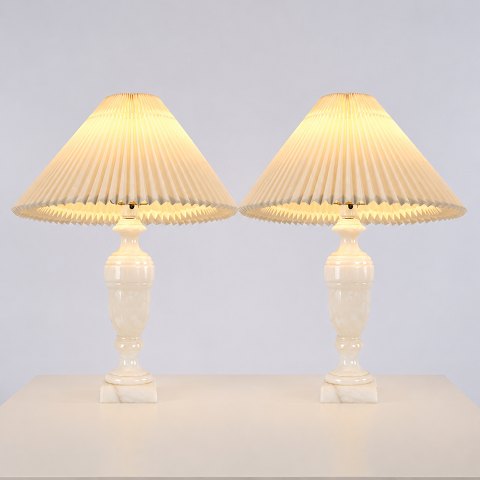 Paar Dänische Tischlampen aus Weißem Alabaster mit Plissierten Schirmen 1960er Jahre