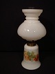 Petrolium 
Tischlampe.
Opalin mit 
Blumen.
Höhe: 21 cm

