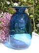 Jacob E Bang. 
Blaue Glas 
Vase. Höhe 21,5 
cm. Fein-und 
intakt.