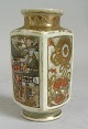 Satsuma Vase, 
19. Jh. 
Fayence, 
Polychrome mit 
Gold Motive in 
Form von 
Menschen auf 
einer ...