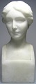 Weibliche Büste 
aus Alabaster, 
signiert: 
Conzon. 
Deutschland. o. 
1900. H.: 18 
cm.