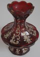 Bohemian Vase, 
19. 
Jahrhundert. 8 
Seiten 
facettiert, in 
roten Glas mit 
Golddekor und 
...
