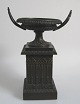 Tazza in 
Bronze, Gotik, 
19. 
Jahrhundert. 
Flamboyant-Stil.
 Quadratische 
Basis mit 
Rippen ...