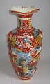 Japanische 
Satsuma Vase, 
19. 
Jahrhundert. 
Fayencen. 
Polychrome 
Dekoration mit 
vielen 
Menschen. ...
