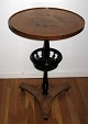 Runder Tisch 
aus Birke, 
Platte auf 
schwarz 
lackierte 
Balustrade 
S&auml;ule mit 
Korb getragen. 
...