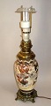 Satsuma-Lampe, 
19. 
Jahrhundert. 
Polychrome 
Dekoration mit 
Krigs Herre. 
Mit Messing und 
Bronze ...