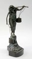  Jugendstilfigur 
aus patinierte 
Bronze, ca. 
1900. In Form 
einer Frau mit 
einem Joch, das 
Wasser ...