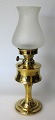 Dänische 
Petroleumlampe, 
c. 1800 
Messing. 
Tulpenförmigen 
Milchglas mit 
optischer 
Streifen. H:. 
...