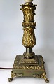 Französisch 
Bronze 
Tischlampe, 
teilweise 
vergoldet, 19. 
Jh. Basis mit 
Pflanzen und 
Beine in Form 
...