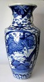 Japanische 
Vase, blau mit 
V&ouml;geln 
geschm&uuml;ckt 
und Blumen, 19. 
Jahrhundert. 
Mit Figuren ...