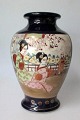 Satsuma Vase, 
Japan, c. 1900. 
Mit blauer 
Glasur mit 
Vergoldung. 
Zwei polychrome 
Szenen mit ...
