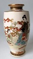 Satsuma Vase, 
19. Jh. 
Fayence. 
Dekoration von 
Kimono 
gekleidete 
Frauen in einer 
Landschaft. Top 
...