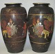 Paar japanische 
Vasen, 19. Jh. 
Keramik. Mit 
br&auml;unlichen 
Glasur und 
handgemalte 
Szenen von ...