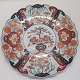 Gro&szlig;e 
japanische 
Imari Teller, 
aus dem 19. 
Jahrhundert. 
Wellenschliff. 
Bl&auml;uliche 
...