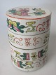 Chinesisches 
antikes 
Porzellan 
container, 19. 
Jahrhundert. 
Famille Rose. 
Mit Blumen und 
Text mit ...