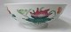Chinese famille 
rose bowl, 19. 
Jh. Mit Rosen 
an den Seiten 
und am Boden 
dekoriert. 
gestempelt. ...