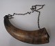 Pulver Horn in 
Horn, Dänemark, 
19. 
Jahrhundert. 
Mit 
Messingkette. 
L: 26 cm.