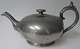 Englisch Tee 
Kanne in Zinn, 
c. 1920, 
England. 
Gestempelt:. 
James Dixon 
&amp; Sons Nr. 
61902. L:. ...