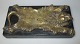 Bronze Brief 
druck auf 
Holzsockel in 
Form von 
Löwenfellen. 
19. Jh. 
Frankreich. 19 
x 9 cm.