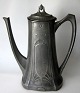 Kaffeekanne, 
Zinn, 1908. 
Deutschland. 
Marke: Electra 
und 
Produktionsnummer: 
O58. H:. 27 cm. 
Mit ...