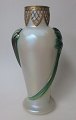 Vase, Kralik, 
1900, 
B&ouml;hmen. 
Leichter 
Opalglas mit 
gr&uuml;nem 
Laub. Mit 
Messingbeschlag 
am ...