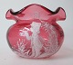 Vase in 
rubinfarbenen 
Glas, 19. 
Jahrhundert. 
Deutschland. 
Weiße Emaille 
Dekoration mit 
Trompet ...