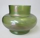 Vase in 
irriseret 
grünem Glas, 
ca. 1900, 
Loetz, 
Deutschland. .: 
7,5 cm Höhe.