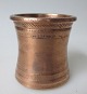 Oriental Pinsel 
Tasse in 
Kupfer, 19. 
Jahrhundert. 
Die Dekoration 
der Seite. H.: 
7,5 cm.