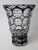 Kristall vase, 
20. 
Jahrhundert. 
Klares Kristall 
mit 
rotüberfang. 
Mit zahlreichen 
Schnitten. ...