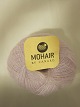 Brushed Lace
Brushed Lace ist ein Naturprodukt von der 
höchsten Qualität von den Angoraziegen aus Süd 
Afrika gemischt mit der schönsten Mulberry Seide
Diese Farbe ist: Rosa, Farbenr. 3038
Knäuel mit 25 Gramm