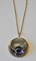 Finnische 
Halskette in 
Sterlingsilber 
mit violettem 
Stein. 20. 
Jahrhundert, 
Durchmesser: 3 
cm. ...