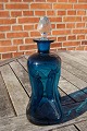 Cluck Karaffe 
oder Cluck 
Flasche aus 
dunkel-blau 
Glas mit 
Pfropfen aus 
klarem Glas, 
von ...