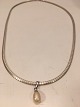 Halskette mit 
tropfenförmiger 
Perle.
Silber 925er 
Jahre
Kette: Länge: 
46 cm. Breite: 
3 mm. ...