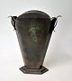 Art Deco Bronze 
Vase, 20. 
Jahrhundert 
Dänemark. 
Gestempelt: HF 
Bronze. 
Patiniert. H: 
16,6 cm.