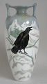 Vase, 
Niederlande, 
ca.1900 Keramik.
 Mit dem 
Motiv eine 
Krähe die auf 
einem Zweig 
sitz zwischen 
...