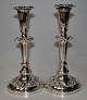 Paar 
versilberte 
Kerzenleuchter, 
England des 19. 
Jahrhunderts. 
Dekoration mit 
Weinblättern. 
H: ...