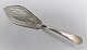 Andreas Holm, 
Kopenhagen. 
Empire Fish 
Spade Silber 
(830). Silber 
gestempelt 
AH89. Länge 32 
cm. ...