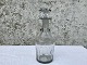 Glaskaraffe, 
mit gebogenen 
Abriebspuren am 
Boden, 24 cm 
hoch, 8,5 cm 
Durchmesser * 
Guter ...