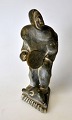Grönländische 
Specksteinfigur, 
20. 
Jahrhundert. 
Ein Mann mit 
Seehund und 
Trommel. 
Unterzeichnet. 
...
