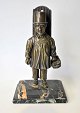 Figur aus 
patinierter 
Bronze in Form 
von Man, die 
Gemüse 
verkauft. ca. 
1900. 
Deutschland. 
Figur ...