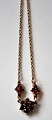 Vergoldete 
Kette mit 
Granaten, 20. 
Jahrhundert. 
Gestempelt: 
Sterling. 
Länge: 46 cm.