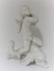 Bing & 
Grondahl. 
Porzellanfigur. 
Kai Nielsen. 
Seekind auf 
Delphin, blanc 
de chine. Höhe 
20 cm. ...