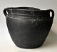 Bodenfunde. 
Keramik mit 
zwei Griffen, 
Eisenzeit, 
Fraugde, Fünen, 
Dänemark.H: 22 
cm. B .: 30 ...