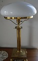Schreibtischlampe 
oder Tischlampe 
aus Messing aus 
den 1930er 
Jahren mit 
milchig-weißem 
...