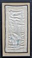 Chinesische 
Seidenstickerei, 
19. Jh. 
Stickerei mit 
Insekten und 
Blumen. 
53x25cm. 
Rahmen: 61 x 33 
...