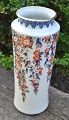 Japanische 
Porzellanvase. 
20. Jh. In 
Imari-Technik 
mit 
Blumenranken 
und Vergoldung 
dekoriert. ...