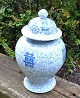 Blau-weiße 
Bojan, China 
des 20. 
Jahrhunderts. 
Handbemalt mit 
Blumen, 
geometrischem 
Muster und ...